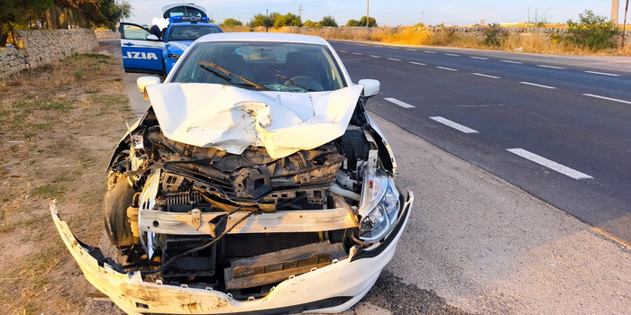 Ennesimo incidente stradale sulla Ragusa mare, nei pressi del villaggio Camemi, con un'auto distrutta: la frustrazione dei residenti. Subito un velobox in attesa della rotatoria