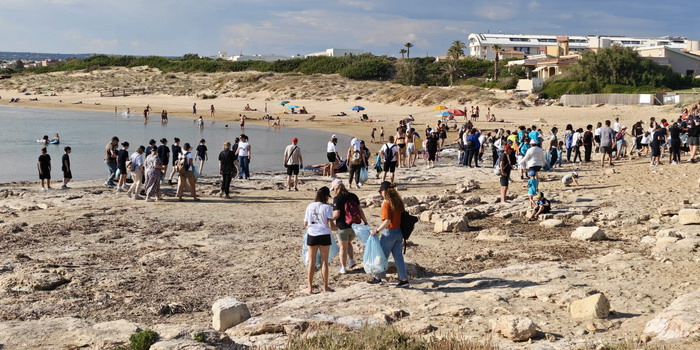 Grande successo per la passeggiata ecologica a Marina di Modica con annessa raccolta dei rifiuti