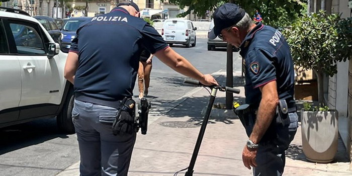 Uomo in monopattino a Modica elude l’alt della polizia e scappa per i marciapiedi di corso Umberto. Identificato e denunciato