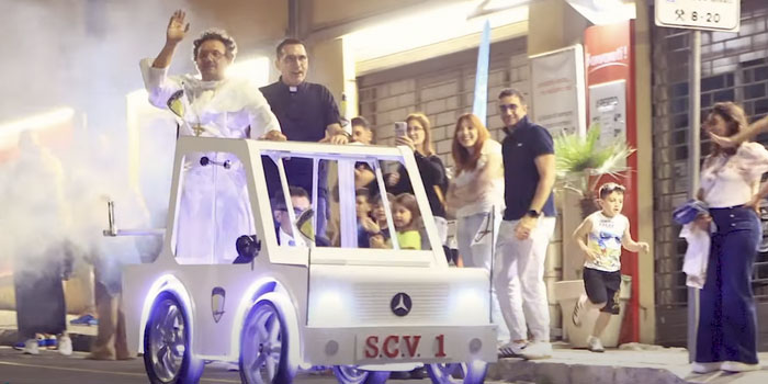 La quarta edizione della Wacky Races a Ragusa è stata vinta dalla Papamobile con il sacerdote a bordo, che ha primeggiato sul Maggiolone tutto matto