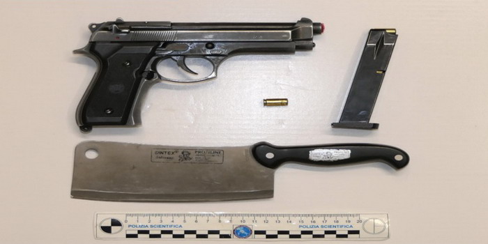 Vittoria, guidava senza patente con addosso una mannaia e una pistola giocattolo senza tappo rosso di sicurezza: denunciato 50enne