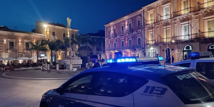 Maxi rissa in centro a Comiso tra 2 nuclei familiari, con 3 partecipanti finiti in ospedale. 10 le persone denunciate dalla polizia