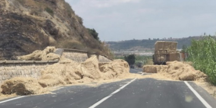 Sulla Vittoria Gela si ribalta il rimorchio di un autocarro carico di paglia e fieno rovesciatosi sulla sede stradale. Disagi e rallentamenti