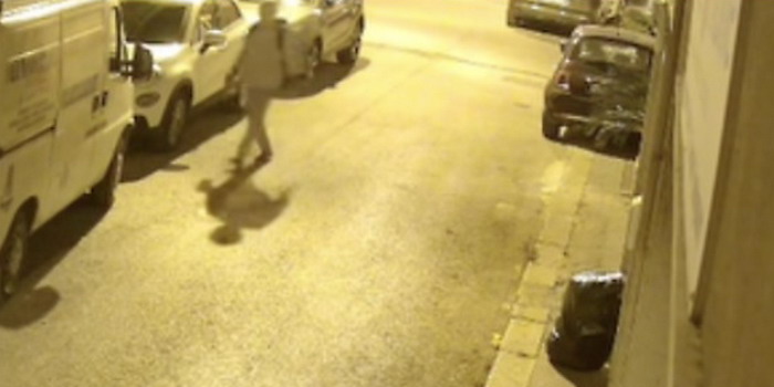 Un uomo incappucciato si aggira di notte a Pozzallo danneggiando veicoli, abitazioni private e attività commerciali. Allarme social