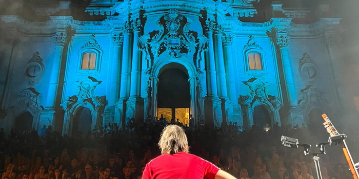 Scenari 2026 è andato in archivio a Modica con un immenso successo di pubblico e di critica. Oltre 2.000 persone al concerto di Dimartino