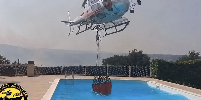 Almeno 3 case danneggiate dalle fiamme ed evacuate a Modica a causa dell'inferno di fuoco nella collina di Monserrato. Acqua prelevata dalle piscine private dagli elicotteri