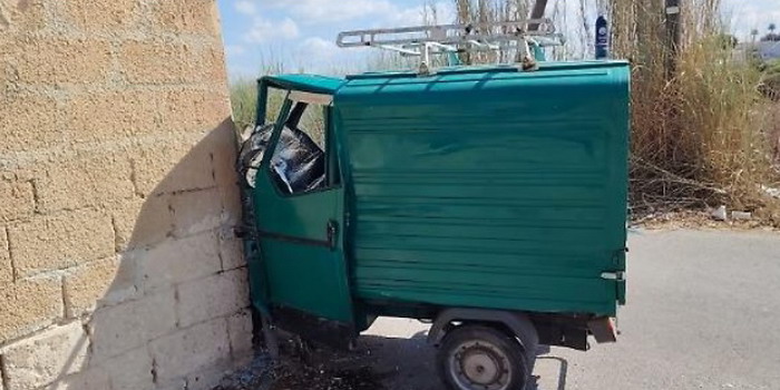 Ape si schianta a muro a Scoglitti. Un ferito Ape si schianta a muro a Scoglitti. Un ferito