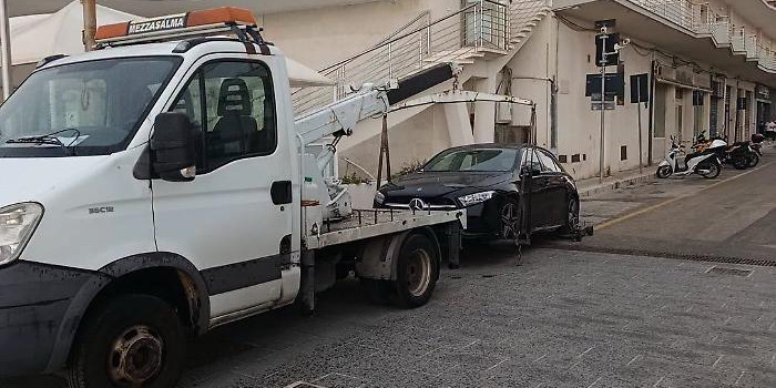 L'auto che aveva invaso l'area pedonale a Marina di Ragusa circolava ancora: sequestro permanente e sanzione di 2.000 euro
