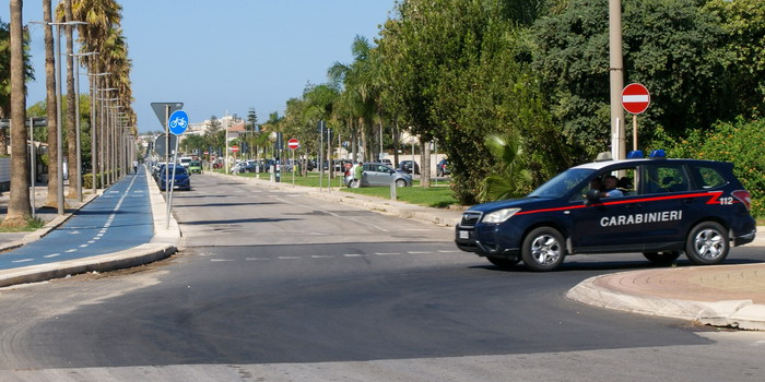 Un 19enne marocchino evade dai domiciliari e si rende irreperibile per mesi. Bloccato di notte alla guida di un’auto a Marina di Ragusa Un 19enne marocchino evade dai domiciliari e si rende irreperibile per mesi. Bloccato di notte alla guida di un’auto a Marina di Ragusa