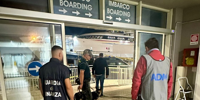 Intercettate al porto di Pozzallo somme di denaro contante non dichiarate (anche in valuta estera) per quasi un milione