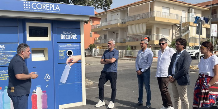 Attivi 10 eco compattatori per la raccolta di bottiglie Pet tra Ragusa, Marina e Ibla: premi e sconti per i residenti che li utilizzeranno Attivi 10 eco compattatori per la raccolta di bottiglie Pet tra Ragusa, Marina e Ibla: premi e sconti per i residenti che li utilizzeranno