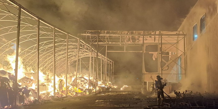 Grosso incendio in un'azienda di imballaggi di cartone per l'ortofrutta a Santa Croce: distrutto il deposito, serre danneggiate. Ipotesi del dolo