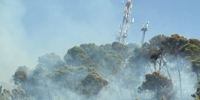 Non si riesce a spegnere del tutto questo maledetto fuoco: la collina di Monserrato a Modica torna a bruciare sotto ai ripetitori