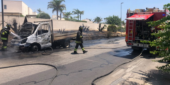 Furgone cassonato a fuoco mentre transitava lungo la provinciale 25, all’ingresso di Marina di Ragusa. Fiamme estese anche ai terreni