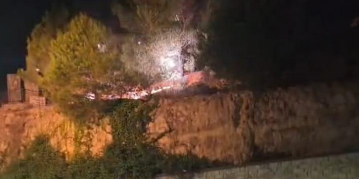 Incendio al belvedere della collina dell'Itria, vicino alle case a Modica, spento dai pompieri