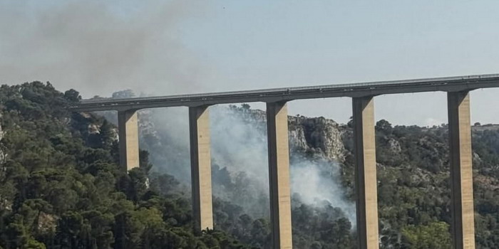 Vasto incendio nella zona sottostante il ponte Guerrieri a Modica, nella parte di collina di Monserrato che guarda al versante Caitina