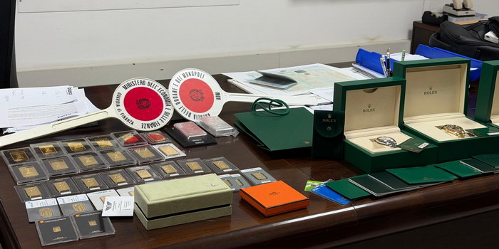 Maxi sequestro di oltre 30 lingotti d'oro e d'argento, gioielli e orologi di lusso al porto di Pozzallo. Era tutto nascosto in un'auto il cui conducente stava per imbarcarsi per Malta