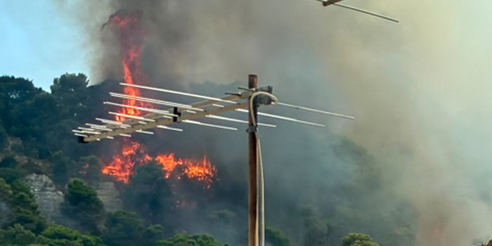 Nuovo incendio, quasi certamente doloso, sulla collina di Monserrato a Modica: a rischio le antenne sulla sommità e la contrada Caitina Nuovo incendio, quasi certamente doloso, sulla collina di Monserrato a Modica: a rischio le antenne sulla sommità e la contrada Caitina