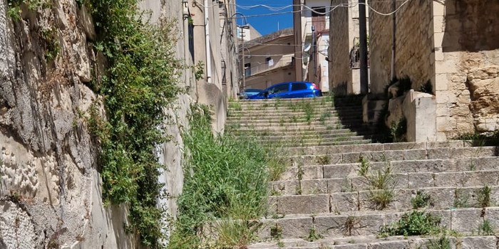 Quartiere Dente abbandonato a Modica e l'unico parco giochi versa nel degrado assoluto: M5S invoca interventi immediati