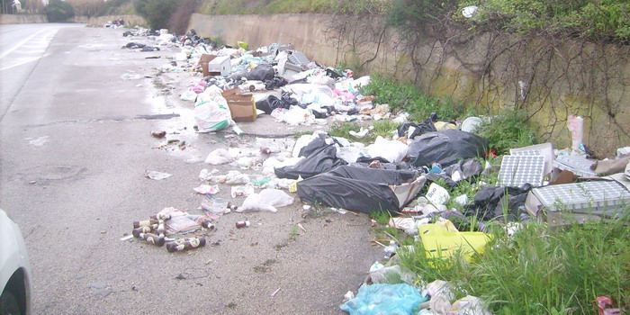 Il territorio di Vittoria sommerso dai rifiuti, tra decine di micro e macro discariche aziendali abusive piene di materiale di ogni genere