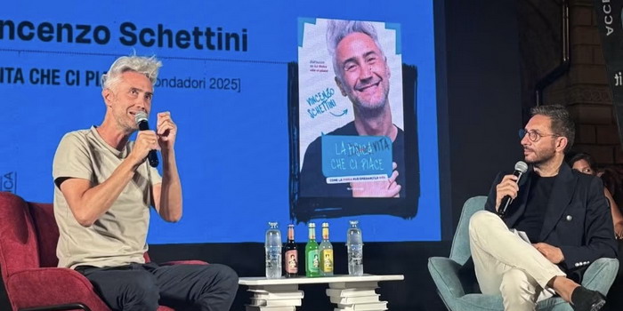 Trionfo di pubblico per Vincenzo Schettini a Scenari a Modica. La scalinata della chiesa di San Pietro stracolma per una serata da record