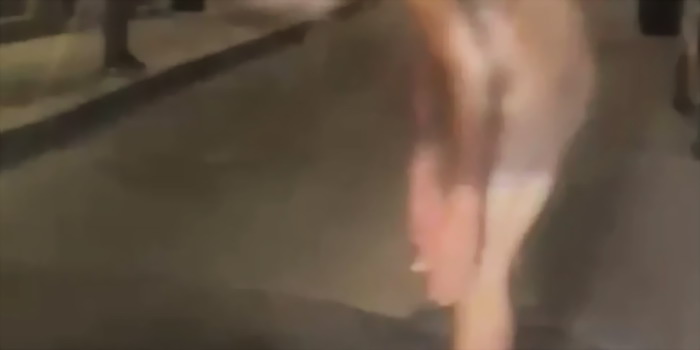 Un uomo completamente nudo ed in evidente stato confusionale se ne stava immobile in mezzo alla strada in centro a Vittoria
