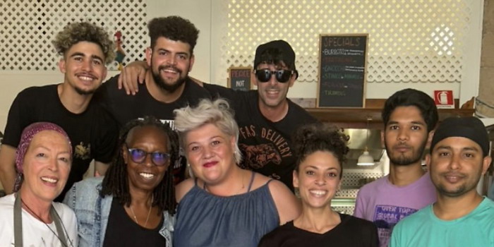 Da Hollywood a Ragusa Ibla: la star premio Oscar Whoopi Goldberg in vacanza si è goduta il barocco e i piatti tipici della cucina iblea