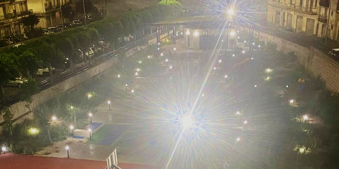 L’area urbana dell’ex mercato ortofrutticolo di viale Medaglie d’Oro resta chiusa al pubblico e con una illuminazione esagerata e sprecata