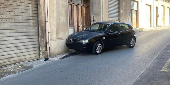 Alfa Romeo 147 abbandonata in mezzo alla strada, vicino al convento dei frati cappuccini, dopo un incidente a Modica