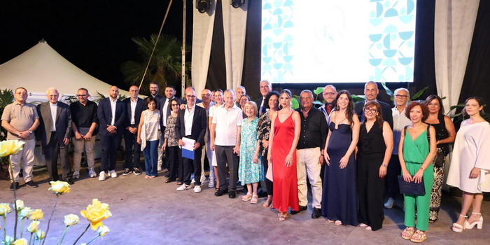 Le Eccellenze Santacrocesi: una bella serata nella suggestiva piazza Faro a Punta Secca Le Eccellenze Santacrocesi: una bella serata nella suggestiva piazza Faro a Punta Secca
