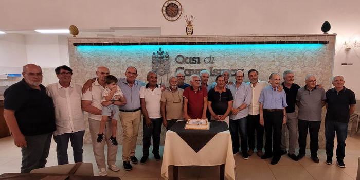 Rimpatriata della 5a B Geometri Istituto Archimede Modica 1973 con il professore Rizzone. Un legame mai interrotto