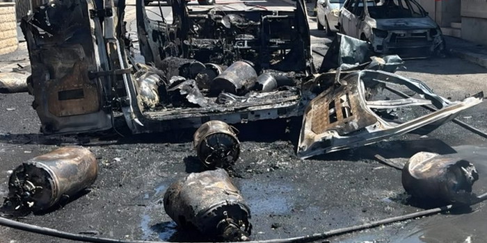 Furgone adibito al trasporto di bombole di ossigeno medicale avvolto dalle fiamme e 