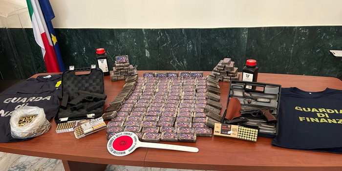 Il figlio in auto con 13 chili di hashish, il padre a casa con 2 pistole e 500 munizioni a Comiso