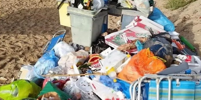 Mini discariche abusive sulle spiagge di Caucana e Casuzze. Il comune di Santa Croce al lavoro per la bonifica: “Pagheranno tutti” Mini discariche abusive sulle spiagge di Caucana e Casuzze. Il comune di Santa Croce al lavoro per la bonifica: “Pagheranno tutti”