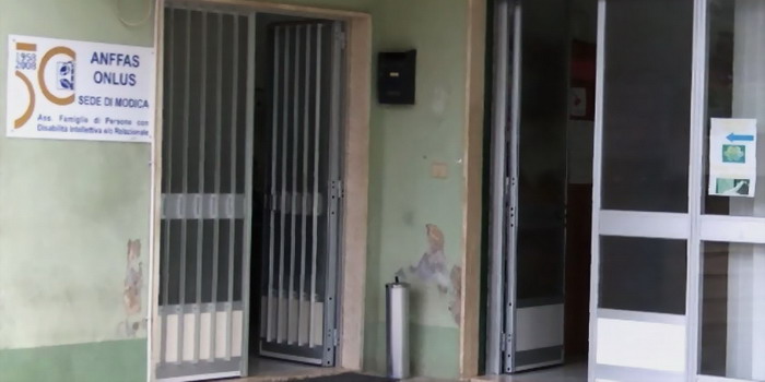 Il presidente di Anffas Modica e un operatore sono agli arresti domiciliari. Indagine del Nas sull'assistenza ai disabili con 13 indagati