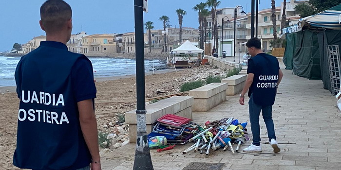 Sequestrati ombrelloni, sedie e sdraio lasciati sulle spiagge di Sampieri, Cava d'Aliga e Micenci per occupare il posto. Recuperati oltre 2.000 metri quadrati di arenile