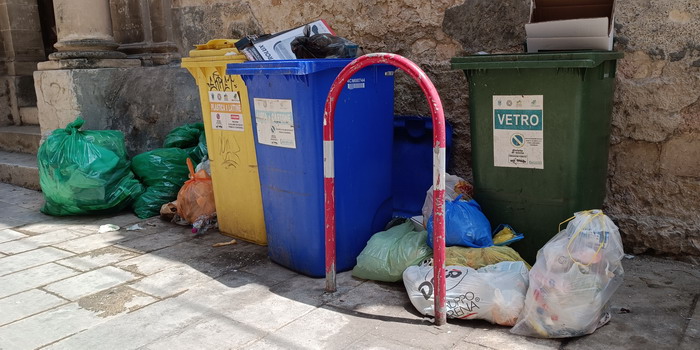 Conati di vomito per i turisti sopraffatti dal fetore nauseabondo dei rifiuti traboccanti dai cassonetti in centro storico a Modica