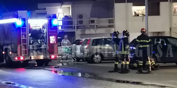 Un'auto gpl comincia a perdere gas nel parcheggio di un supermercato a Modica: i vigili del fuoco evitano potenziale esplosione