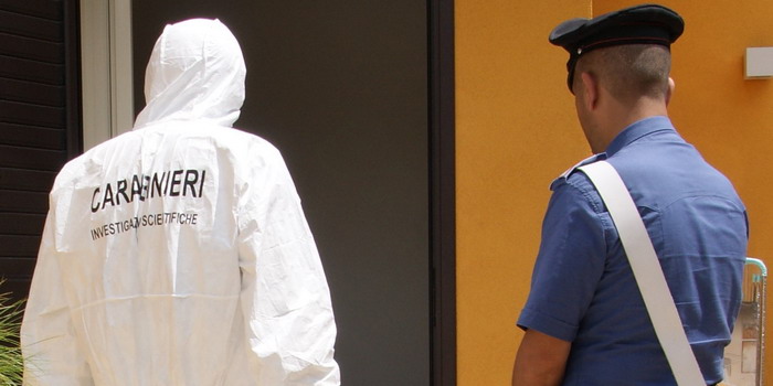 Era rimasto accanto al cadavere di un uomo dopo avergli fracassato la testa: arrestato un 28enne per l'omicidio in una struttura a Modica