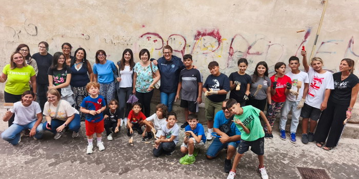 Alunni, docenti e genitori si sono messi al lavoro per ripulire e valorizzare i gioielli patrimonio Unesco del centro storico di Modica