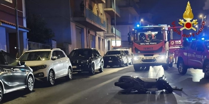 Un uomo investito da uno scooter a Ragusa: soccorso dai vigili del fuoco, poi l'ambulanza lo ha trasportato in codice rosso in ospedale