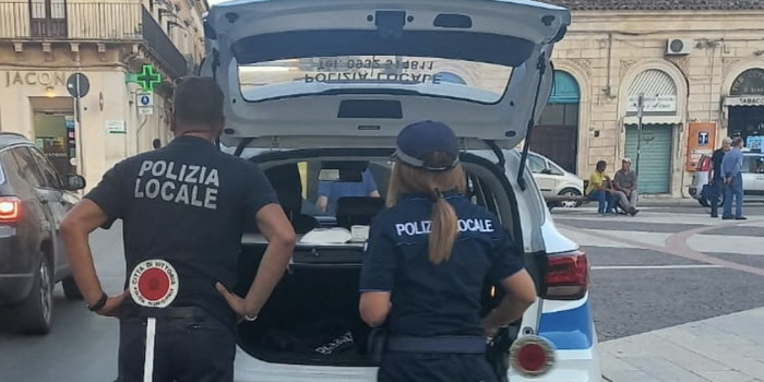 Controlli della polizia locale in centro storico a Vittoria: sequestrati 6 monopattini e 21 sanzioni elevate. Contrasto attivo al “bivacco” Controlli della polizia locale in centro storico a Vittoria: sequestrati 6 monopattini e 21 sanzioni elevate. Contrasto attivo al “bivacco”