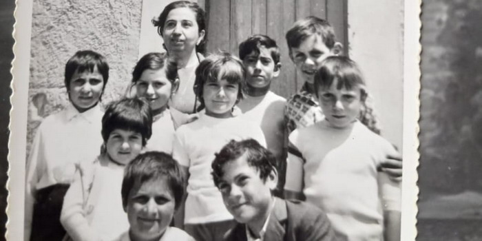 Non si vedevano dalle elementari. Rimpatriata a Modica: si dispongono nello stesso ordine di 50 anni fa festeggiando con l’anziana maestra