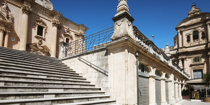 13 gradini di solitudine in piazza San Giovanni a Ragusa Ibla. Quando raggiungere la cattedrale può diventare un’impresa per alcuni