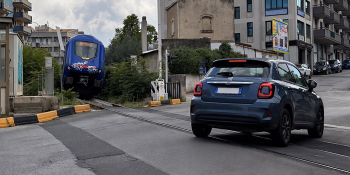 Sbarre alzate con le auto in transito al passaggio a livello di via Paestum a Ragusa mentre arriva il treno, bloccato da remoto