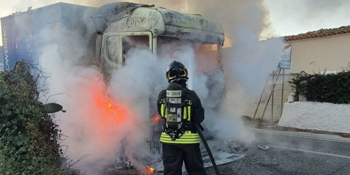Incendio di un autocarro in marcia sulla statale 115, in territorio di Vittoria. Il mezzo pesante trasportava un gruppo elettrogeno