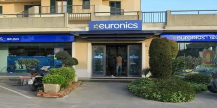 Sono 5 stranieri i ladri che hanno svaligiato il magazzino di Bruno Euronics a Modica sventrando la saracinesca con un flex