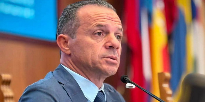 Il leader di Sud chiama Nord Catena De Luca raggiunge l'intesa con i vertici di Fratelli d'Italia e a Pozzallo il circolo cessa di esistere