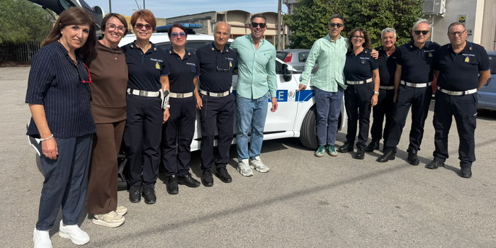 Dopo ben 30 anni dall’ultimo acquisto, arriva un’auto nuova in dotazione al corpo di polizia locale di Acate. Meglio tardi che mai Dopo ben 30 anni dall’ultimo acquisto, arriva un’auto nuova in dotazione al corpo di polizia locale di Acate. Meglio tardi che mai