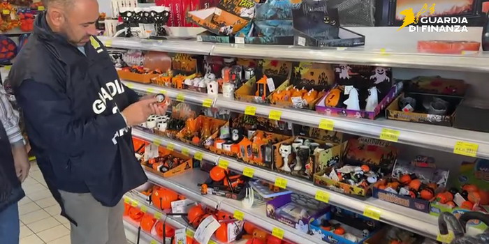 Sequestrati 17.000 articoli di Halloween non sicuri in 3 attività commerciali a Ragusa e Vittoria: denunce e sanzioni fino a 25.000 euro